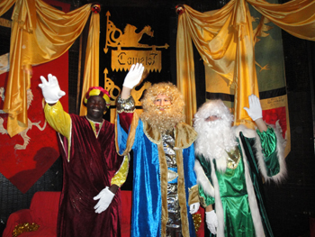 Los Reyes Magos saludando a los jóvenes de AVIVA.